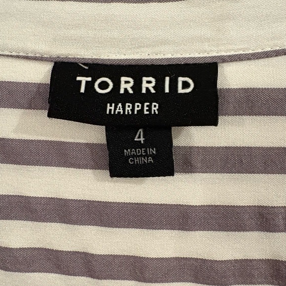 Torrid Women’s Plus Gray and White Striped Harper Shirt Sz 4 - Picture 2 of 5